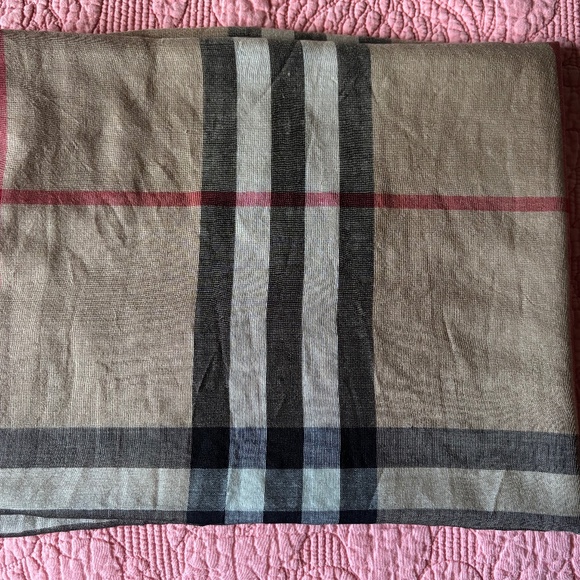 large Burberry scarf. - Picture 1 of 8